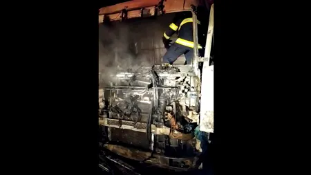 Un camion încărcat cu lemne a luat foc pe un drum național din județul Gorj - VIDEO