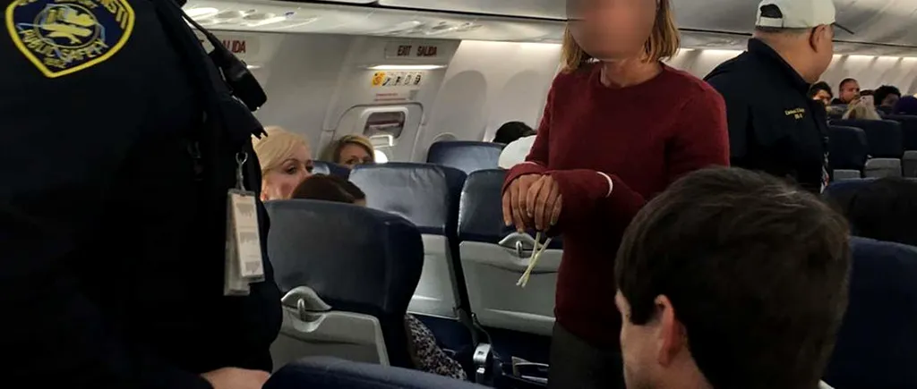 Momente de groază pentru pasagerii unui zbor în SUA: o femeie a vrut să deschidă ușa avionului în zbor. Decizie extremă luată de piloți