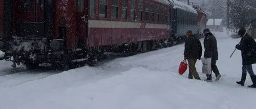 Trenurile ajung la destinații cu întârzieri din cauza zăpezii și a gerului 