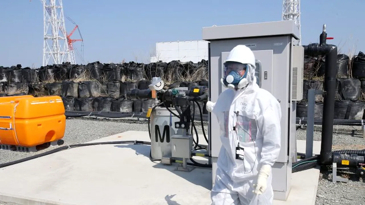 Spărtură apărută în acoperișul provizoriu al reactorului 1 al centralei nucleare de la Fukushima