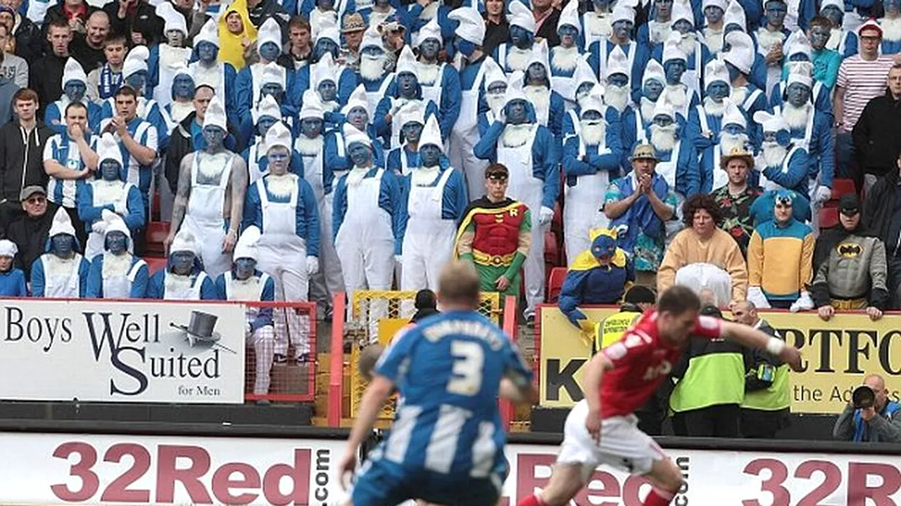 INVAZIA ȘTRUMFILOR: sute de suporteri englezi s-au deghizat în ștrumfi la un meci al favoriților. VIDEO