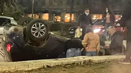 Mașină răsturnată în Capitală, într-o fântână arteziană din Piața Unirii. E a treia, în mai puțin de o săptâmână! Pilotul Sorin Ene știe ce i-a păcălit pe șoferi (VIDEO)