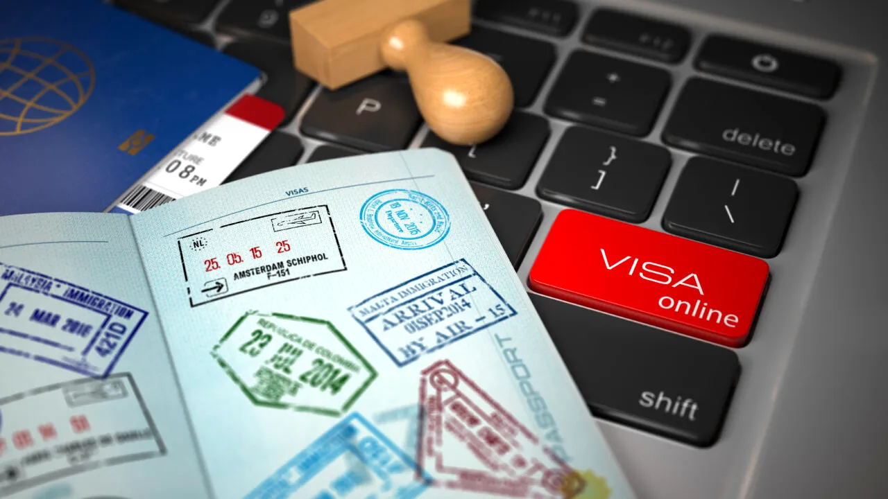 Statele Unite vor verifica ce scriu turiștii străini pe rețelele de socializare înainte de a-i lăsa să intre în țară. Ce date li se vor cere