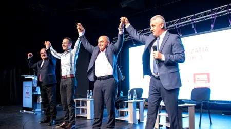 Cătălin Cîrstoiu intonează IMNUL României, pe scenă / Candidatul PSD-PNL pentru Primăria Capitalei participă la strângerea de semnături