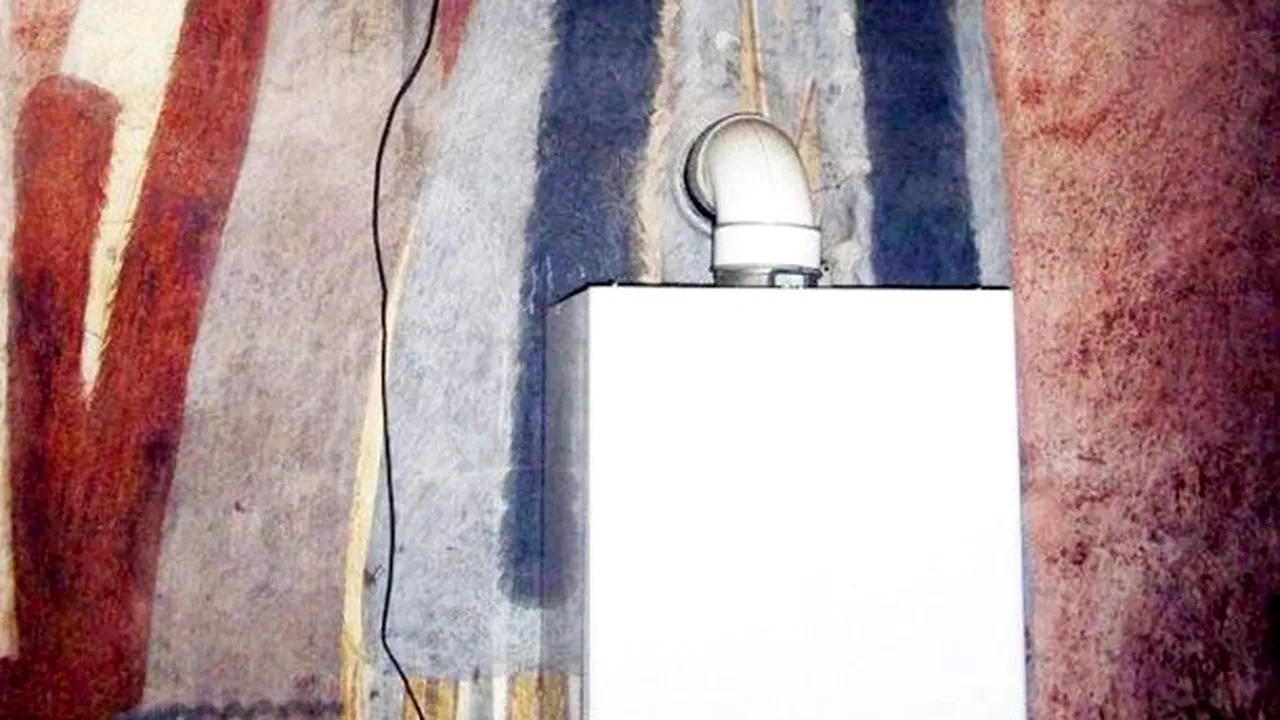 Biserica din Târgu-Jiu unde o centrală termică a fost montată peste o pictură veche a fost închisă / S-a deschis dosar penal / Viceprimarul: Din păcate, nu este un caz singular