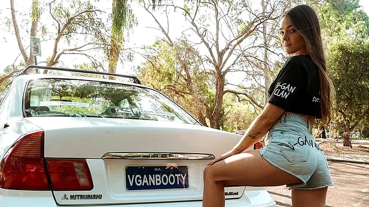 Activista „Vegan Booty” a aruncat cu vopsea roșie într-un restaurant KFC: „Sunteți măcelarii animalelor!” Ce i-au răspuns clienții care mâncau aripioare de pui și burgeri