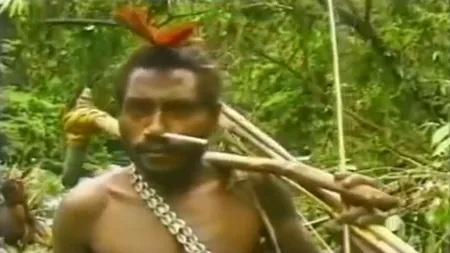 În anii '70, un trib de culoare a făcut cunoștință pentru prima oară cu oamenii albi. Care a fost reacția la vederea camerei de filmat