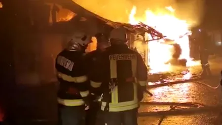 GÂNDUL LIVE. Incendiu teribil izbucnit într-o comunitate de romi din Miercurea Ciuc. Cei rămăși fără adăpost au fost cazați în două săli de sport