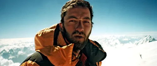 Ce are în rucsac primul român care urcă pe Everest fără oxigen. VIDEO