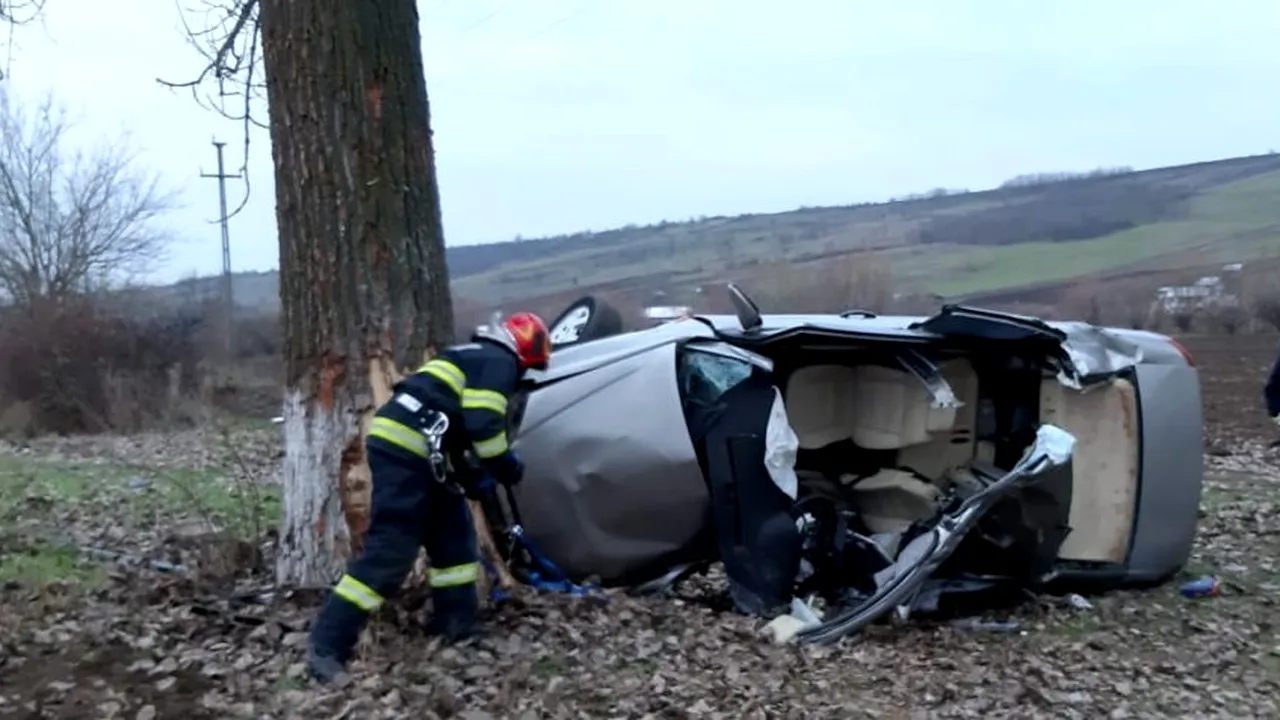 Tragedie în Vaslui. Un tânăr a murit după ce a intrat cu mașina într-un copac