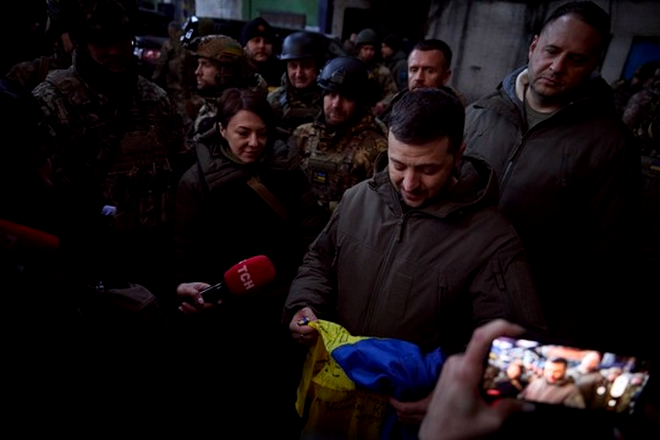 Zelenski îi duce lui Biden un steag semnat de soldaţii de la Bahmut / Sursa foto: presidency.gov.ua