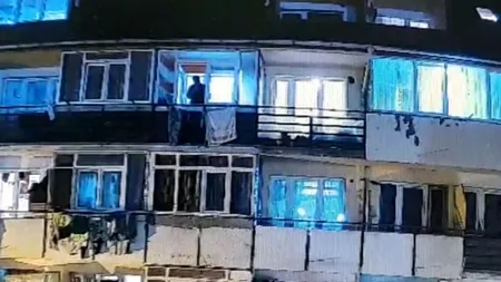 Locatarii unui imobil cu locuințe sociale vor fi evacuați de Primărie. Aceștia obișnuiau să arunce gunoiul de la geam - VIDEO