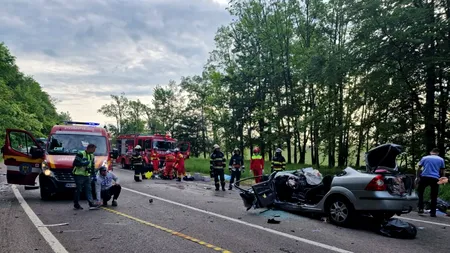 FOTO-VIDEO. Accident extrem de grav în Suceava: Doi tineri au murit pe loc după ce au intrat frontal într-un TIR / Mașina s-a făcut zob