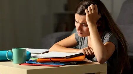 SCRISOARE DESCHISĂ. Asociația Învățătorilor din România cere renunțarea la Evaluarea Națională și Bacalaureat: De ce viitorii medici își pot lua diploma prin examen online, iar pentru copiii de 13 și 17 ani examenele trebuie organizate în școli?