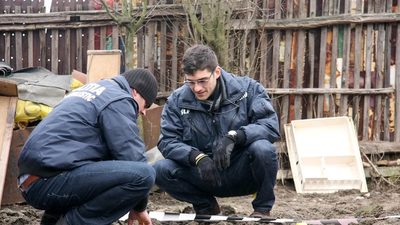 Trei vasluieni, prinși de polițiști după ce au lovit un tânăr cu o coasă, o bâtă și o furcă până când l-au  omorât 