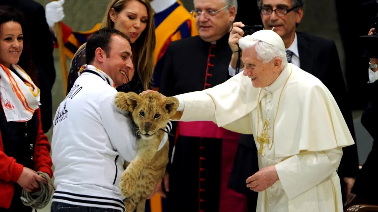 Papa și circarii. Benedict al XVI-lea a fost gazda unui spectacol de circ la Vatican. FOTO
