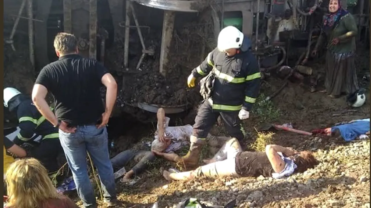Un tren A DERAIAT în Turcia din cauza ploilor torențiale. O alunecare de teren șubrezise un podeț: 10 morți și 73 de răniți