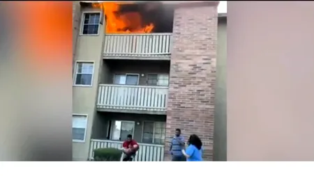 VIDEO. Copil de 3 ani, prins după ce a fost aruncat de la balconul unui apartament care luase foc în SUA. Mama micuțului nu a supraviețuit