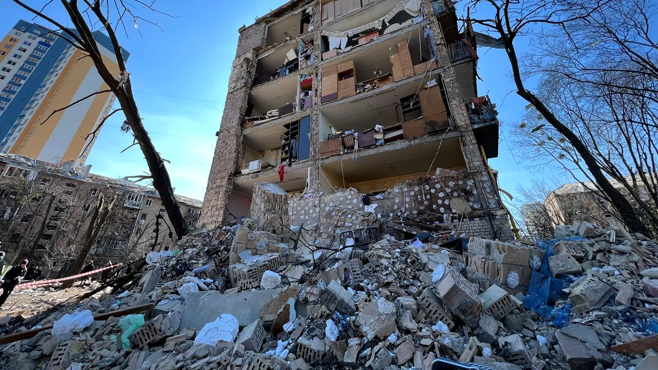 LIVE UPDATE. Războiul din Ucraina, ziua 25. Raidurile aeriene au continuat în mai multe zone ale țării / Armata rusă a bombardat o școală din Mariupol