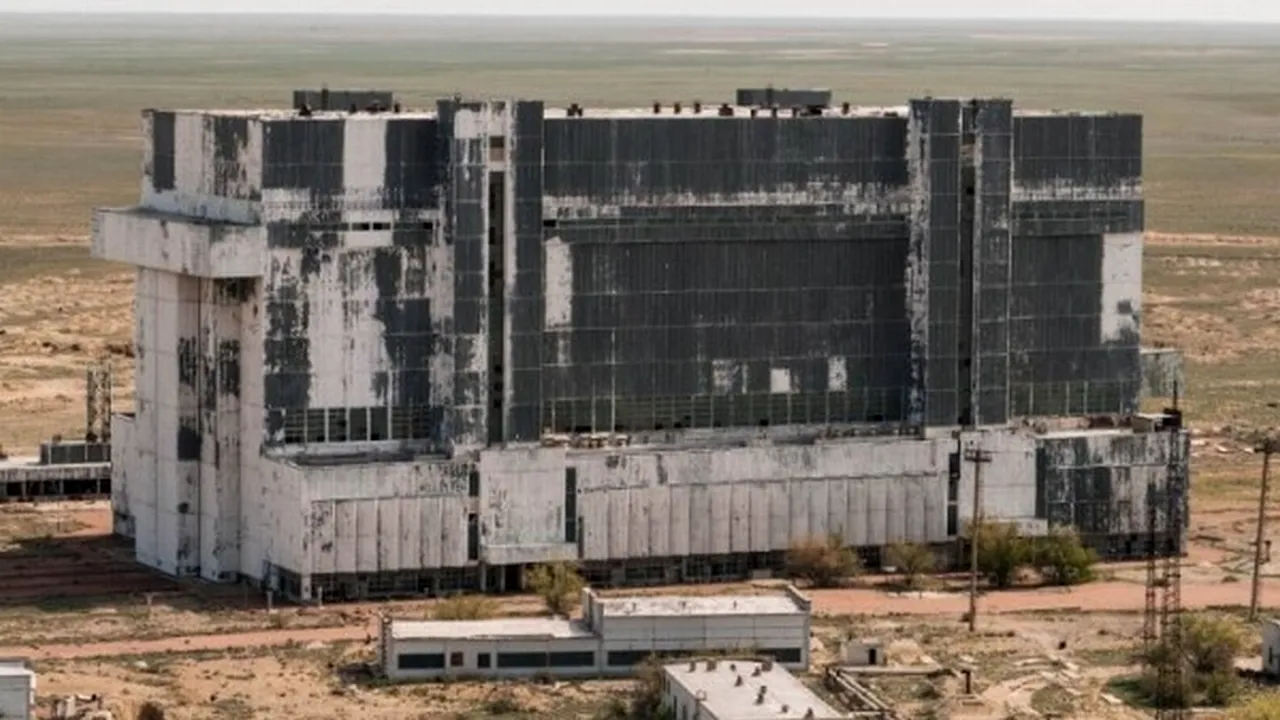 Un fotograf a trecut pe lângă ceea ce părea un hangar dintr-un aeroport. Când a intrat a descoperit ceva istoric
