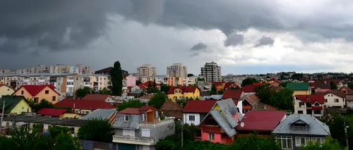 Vremea face ravagii în Arad: O furtună a smuls un brad, iar un acoperiș a fost aruncat peste o mașină - VIDEO