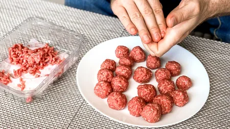 Condimentul care trebuie pus în carnea tocată pentru CHIFTELE ca să le dea un gust excepțional. Nu o să te mai saturi de ele