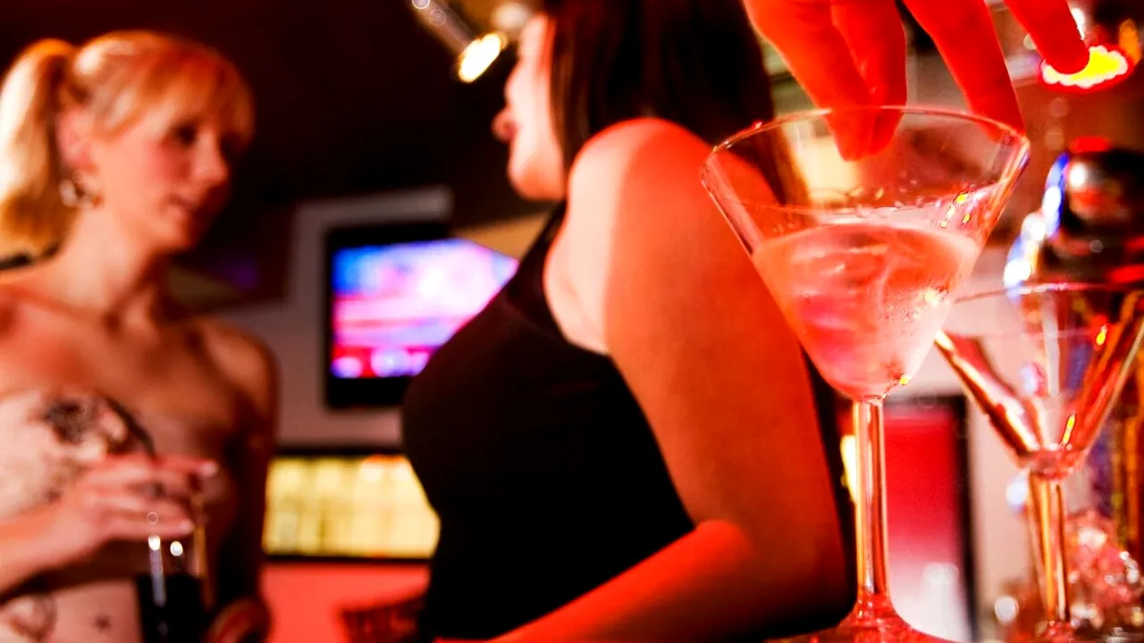 Un festival de MUZICĂ electronică din Spania testează pe bază voluntară băuturile petrecăreților. Aceștia pot verifica dacă au DROGURI în pahare