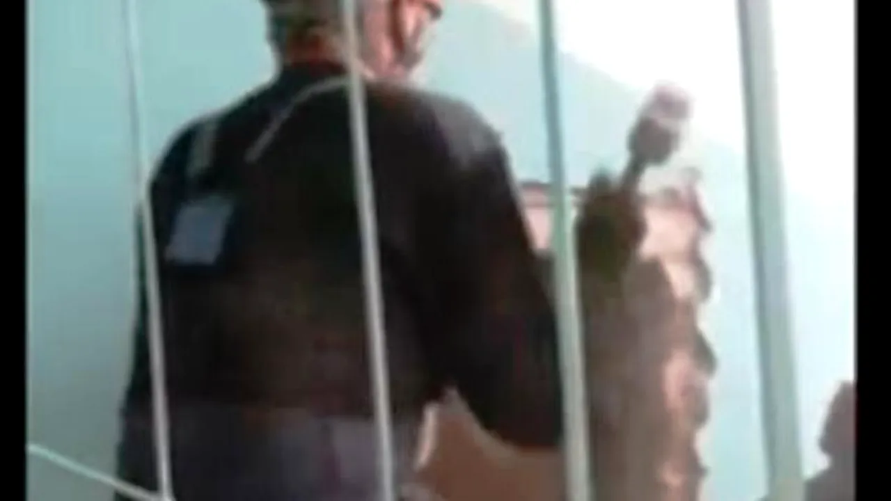 Cum a fost salvat un bărbat care a rămas blocat în canalul de ventilație al unui bloc