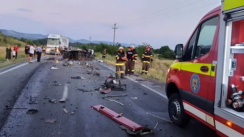 FOTO | Carambol cu două mașini și un TIR, pe un drum din Caraș-Severin. Un bărbat a murit și altul a fost grav rănit