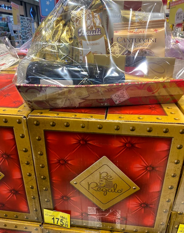 Cu câți lei se vinde un coș cu cadouri de Crăciun în Carrefour și în Cora din București / Sursa foto: GÂNDUL