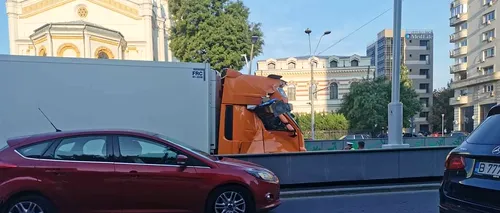 UPDATE - FOTO - Trafic restricționat în Pasajul Unirii din București. Un camion s-a blocat din cauza limitatorului de înălțime. Șoferul a fost sancționat / E al treilea incident de la redeschiderea pasajului /