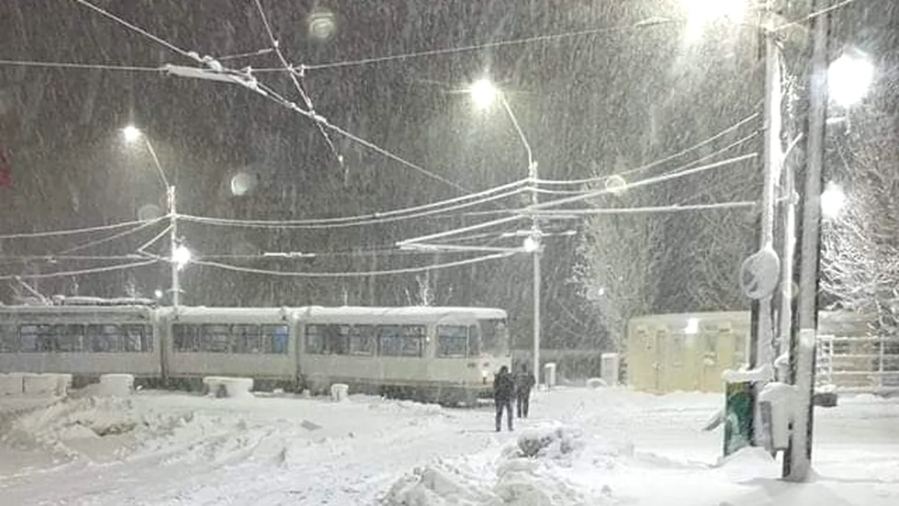 Gabriela Firea: Cinci linii de tramvai sunt afectate de vremea rea. Trei semafoare, avariate