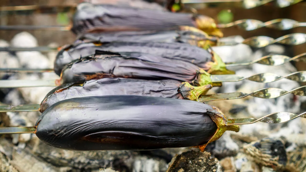 Cum să pregătești vinete la grătar cu aromă afumată. Rețetă pentru un preparat gustos cu textură catifelată