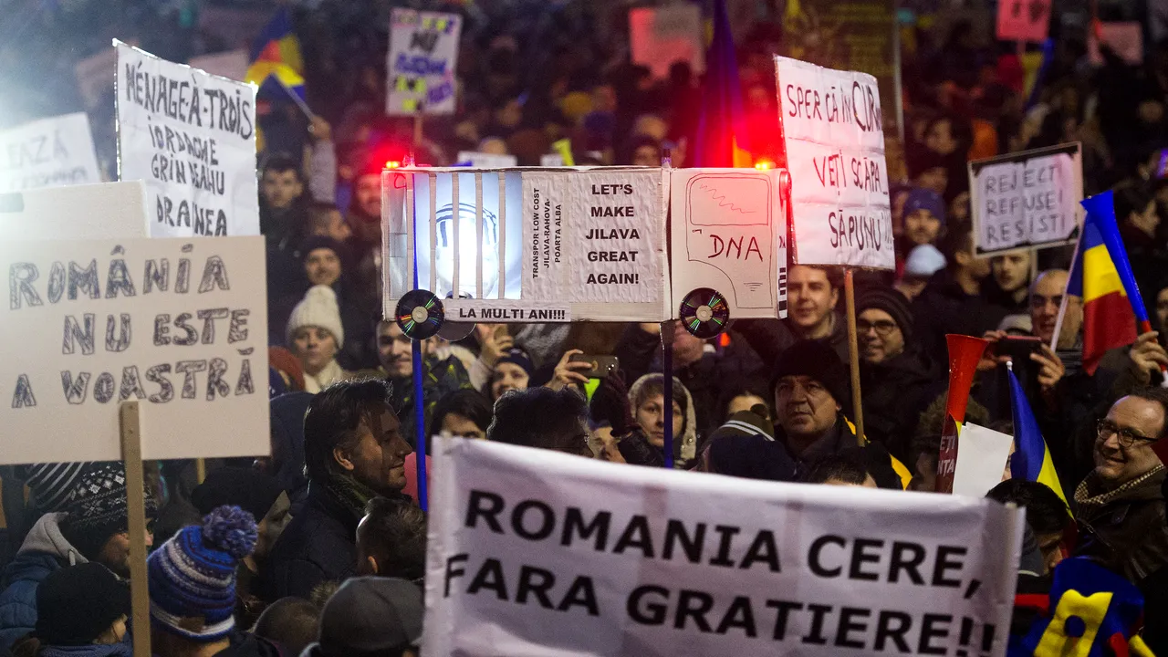 Câteva sute de protestatari, în marș de la Guvern spre Parlament. VIDEO LIVE

