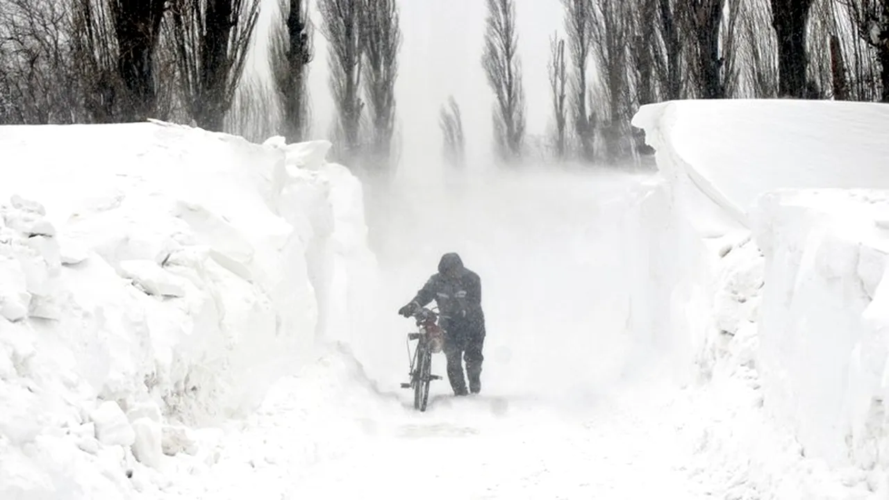 Bărbat scos mort de sub zăpadă de către medicii de la Ambulanță