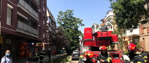 Aproape 30 de locatari ai unui bloc din Timișoara au fost evacuați, după un incendiu izbucnit la mansardă (FOTO)