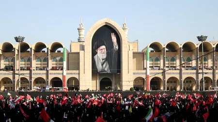 Au început funeraliile de șase zile pentru ayatollahul Ali Khamenei. 20 de milioane de oameni, așteptați la catafalc. Se strigă: 