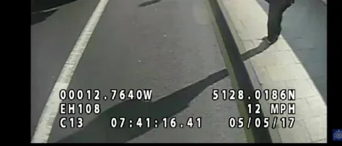 VIDEO șocant. Gestul pe care l-a făcut acest bărbat în timp ce alerga pe un pod a pus toată poliția în alertă 