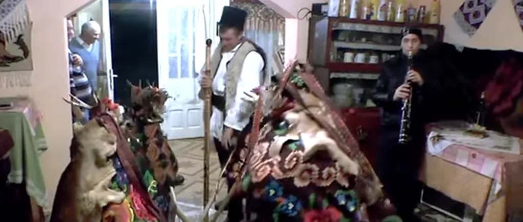 TRADIȚIE din moși-strămoși. BUNICII din Salva îi învață pe nepoți SECRETELE pregătirii CAPREI pentru colinda de Crăciun