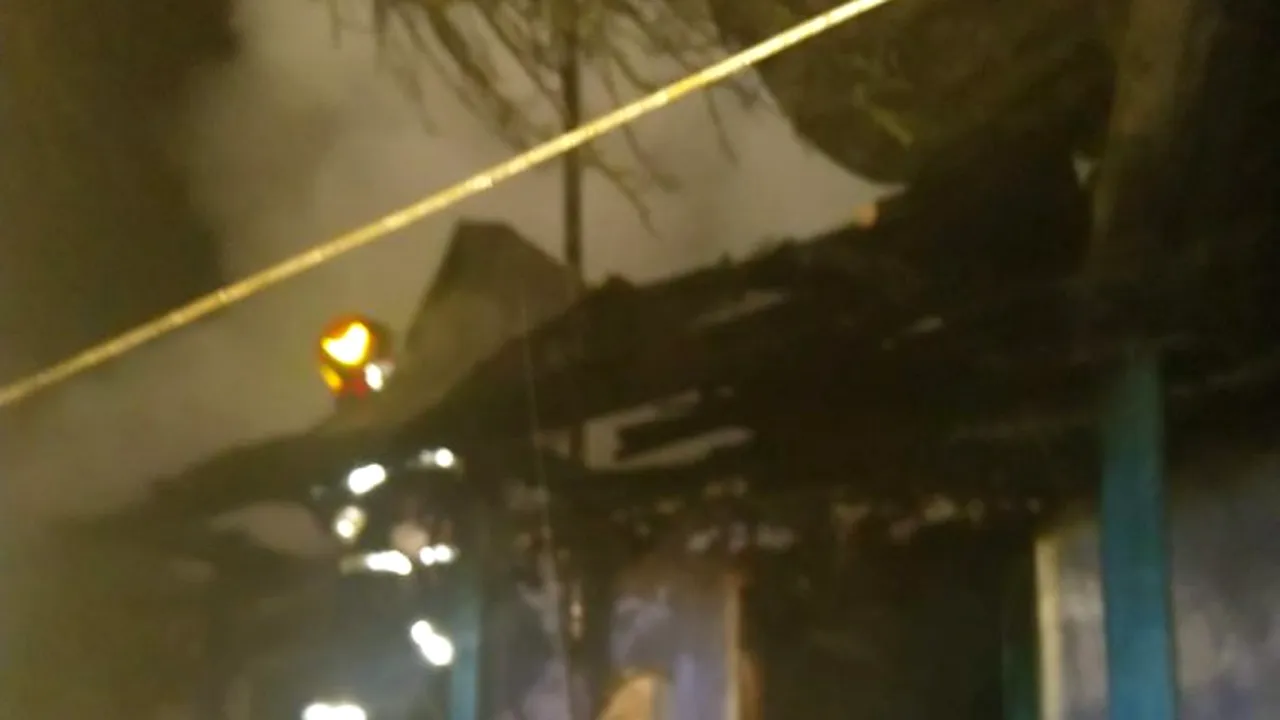 Incident tragic în Vaslui. O femeie și-a pierdut viața după ce casa i-a luat foc