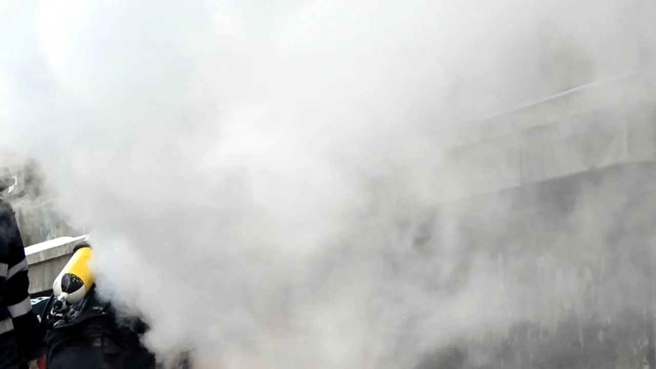 Doi adulți și un copil, intoxicați cu fum în urma unui incendiu într-un bloc din Capitală 