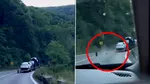 O platformă plină cu mașini a pierdut o roată pe Valea Oltului, dar a continuat să meargă încă 10 km. O autoutilitară s-a izbit de componenta remorcii