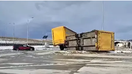 Vântul puternic a răsturnat remorca unui TIR pe A1, pe sectorul Sibiu - Boița