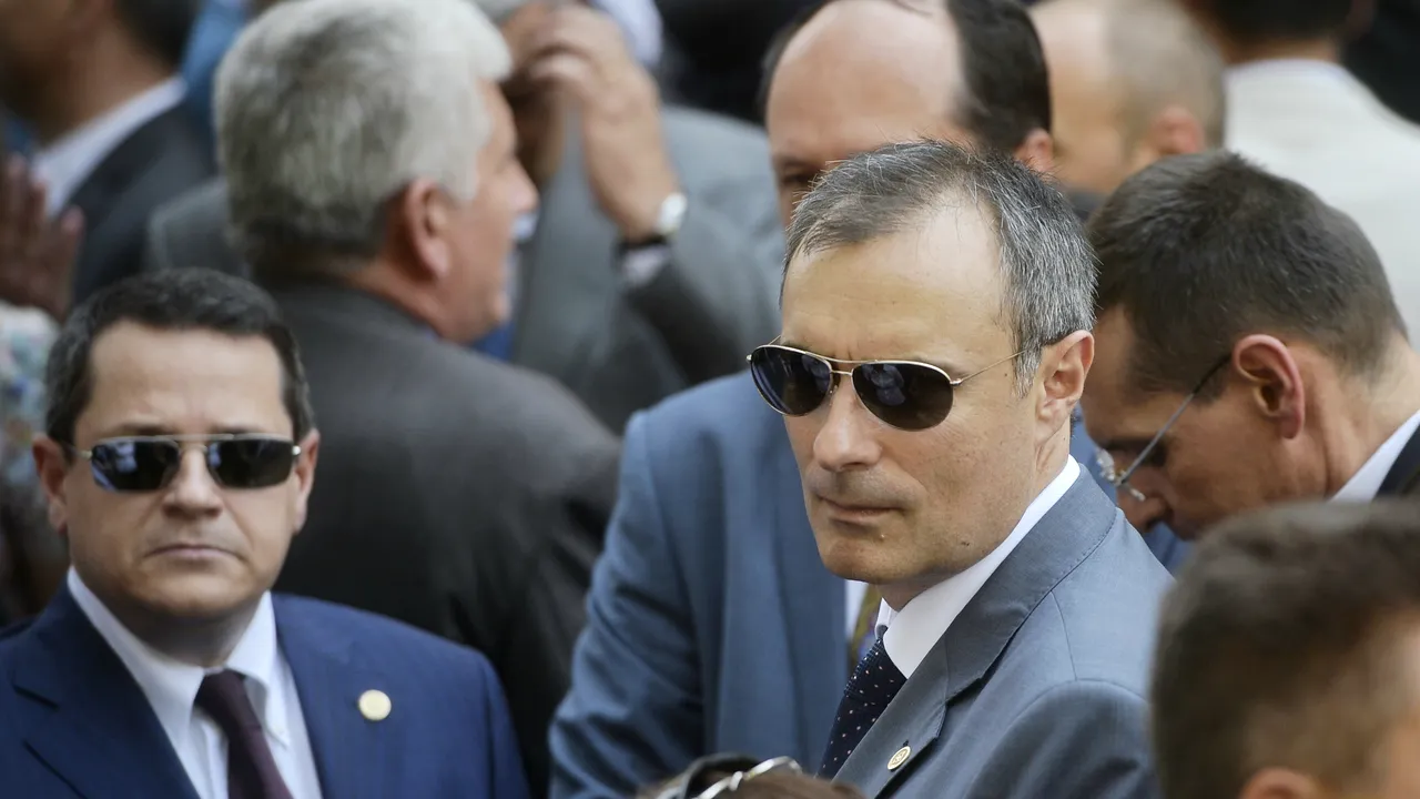 Jurnalistul Doru Bușcu, scrisoare către șeful SRI: Mașina de filaj A LOVIT mașina mea. Șoferul I-A RÂS în nas soției