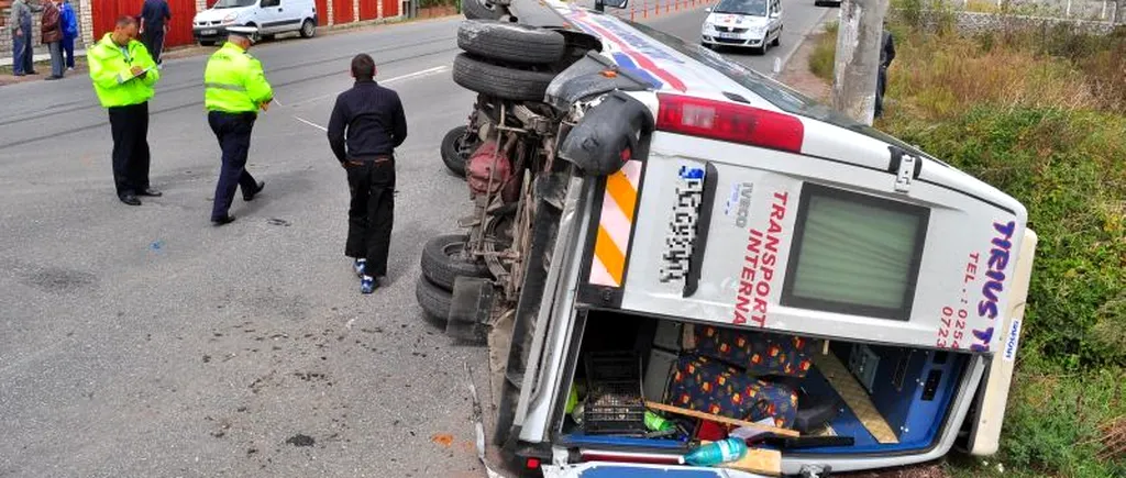 ACCIDENT DE MICROBUZ pe  DN 1D. 12 persoane au fost RĂNITE