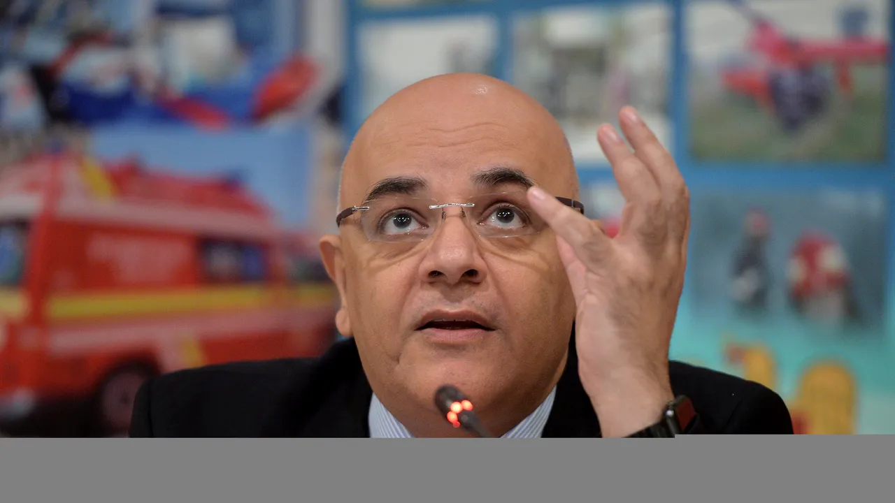 Arafat, deranjat la restaurant de o fată care vindea țigări: Nu cred că vârsta ei depășea 20-21 de ani. Am rugat-o să părăsească masa / „Producătorii de tutun vând moartea