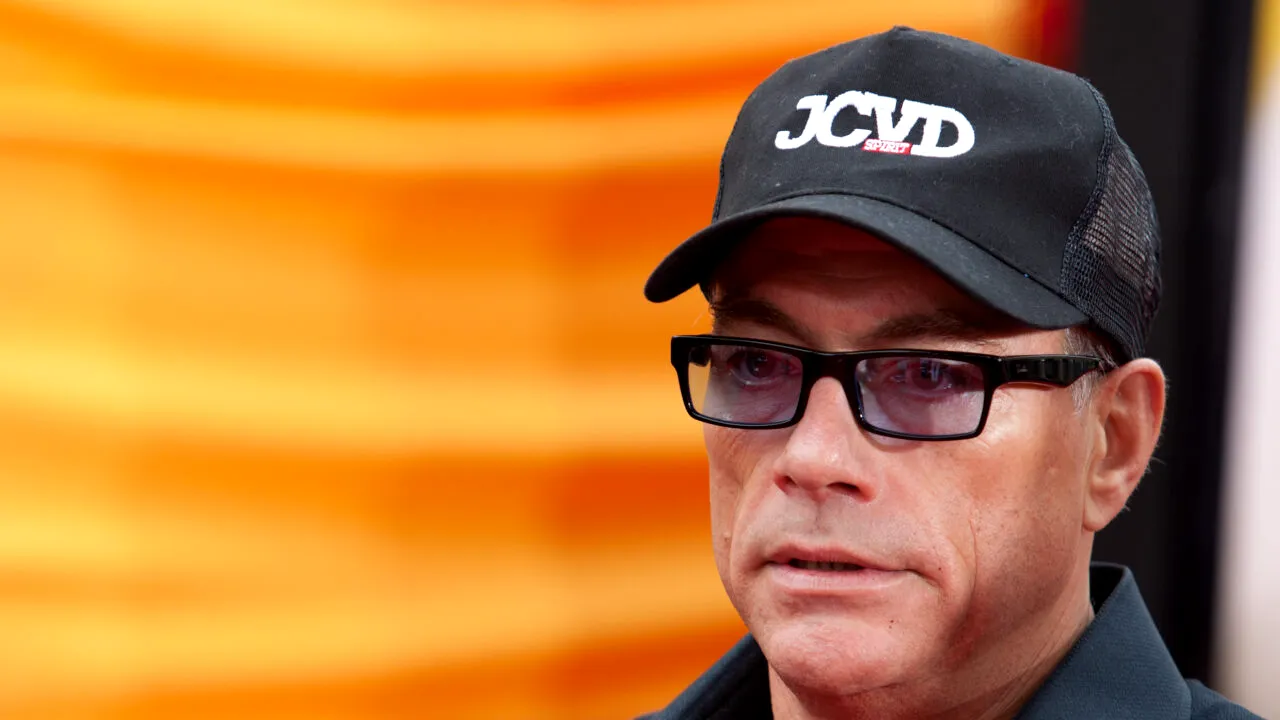 Noi INFORMAȚII în dosarul în care Jean-Claude Van Damme e acuzat că s-a culcat cu femei traficate din România. Ce a declarat una dintre victime