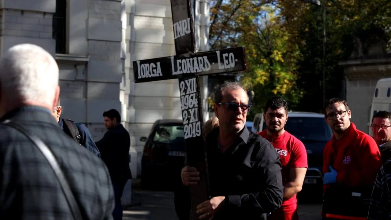 GALERIE FOTO | Artistul Leo Iorga, înmormântat  la Cimitirul Bellu din București / Imagini cutremurătoare cu prietenii apropiați îndurerați 
