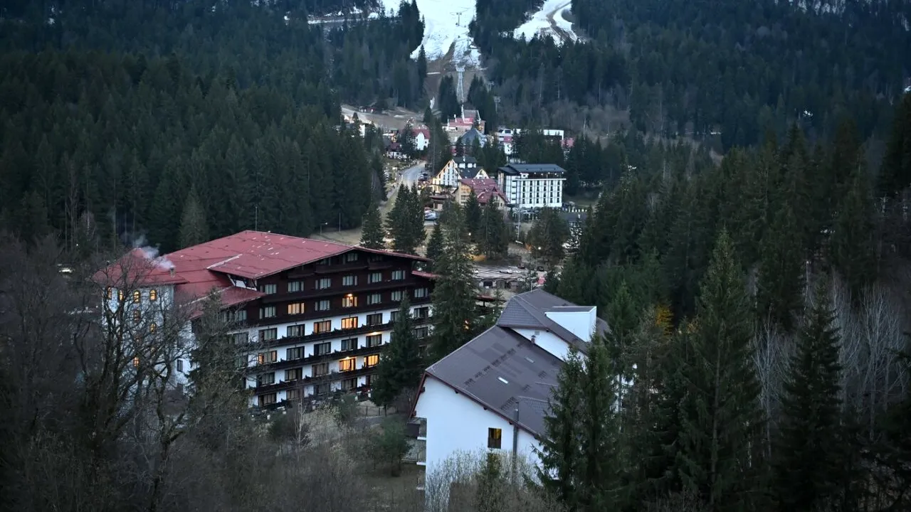 ORAȘUL turistic, aflat la cea mai mare altitudine din România, trece printr-o criză fără precedent. De ce turiștii vin, iar localnicii pleacă