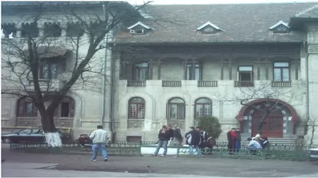 Elevii și personalul unui liceu din București, evacuați după ce a fost sesizat miros de gaze. Distrigaz intervine pentru remedierea avariei